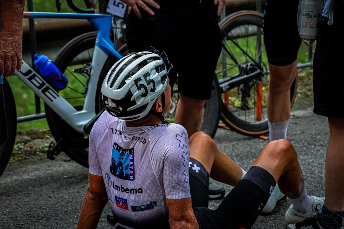 Duursporter drinkt uit een bidon tijdens een training